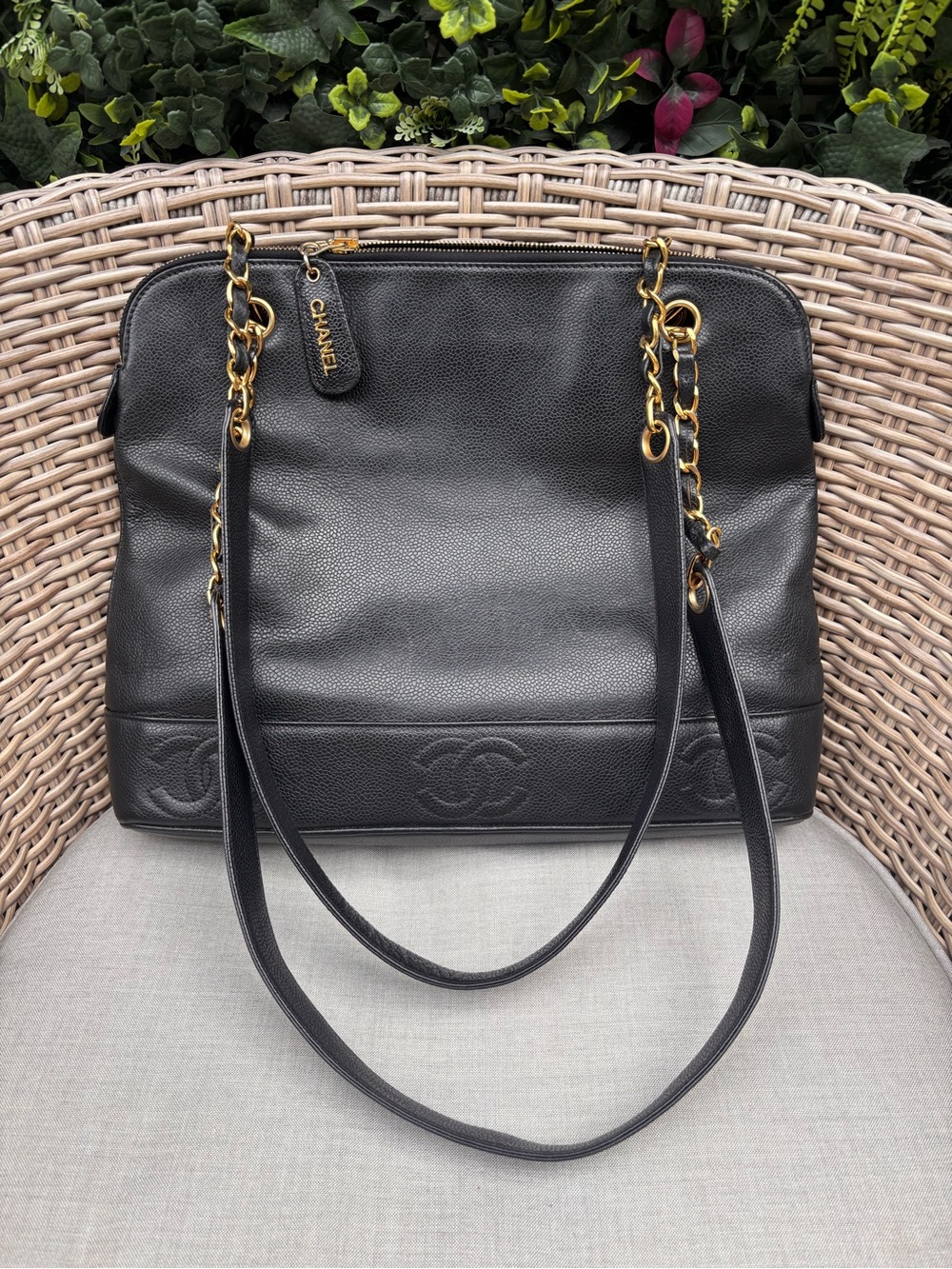 Authentic CHANEL black caviar leather CC shopping executive tote